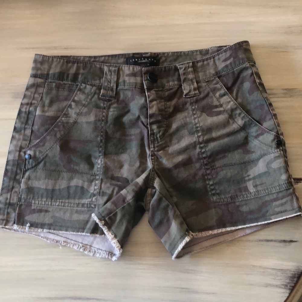 Sanctuary frayed camo shorts